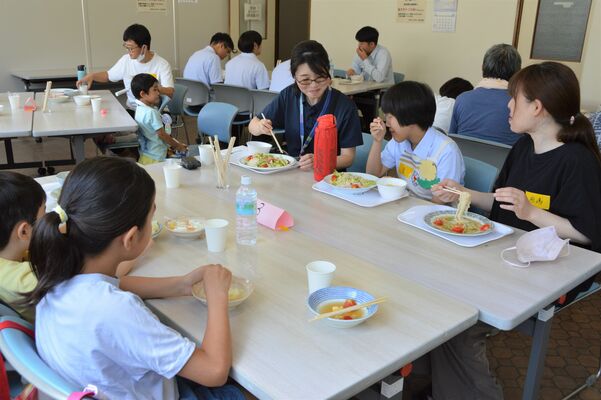 そうめんやフルーツポンチを楽しむ参加者ら
