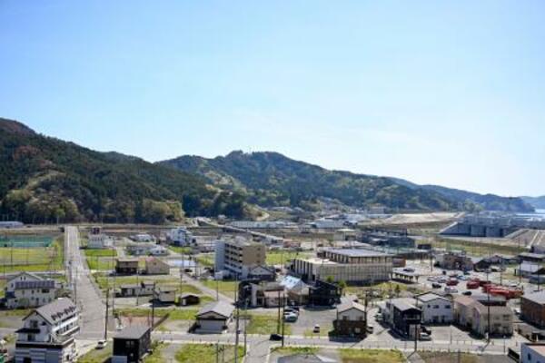 　大規模な山林火災による避難指示の大半が解除されてから一夜明けた岩手県大槌町＝３０日午前