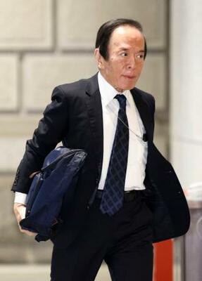 　金融政策決定会合に出席するため、日銀本店に入る植田総裁＝１８日午前