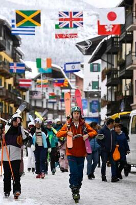 　大勢の人でにぎわうミラノ・コルティナ冬季五輪のボブスレーなどが行われるイタリア・コルティナダンペッツォの中心部。７日未明に開幕する＝５日（共同）