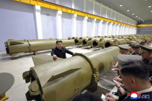 軍需工場を視察する北朝鮮の金正恩朝鮮労働党総書記(奥)=6日(朝鮮中央通信=共同)