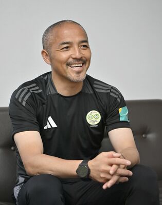 「Ｊスマイルフットボールツアー」への思いを笑顔で語る小野さん
