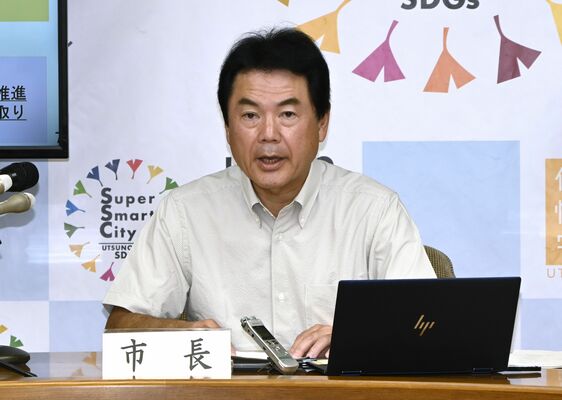 ＬＲＴの概算事業費について見解を示す佐藤市長＝２２日午後、市役所
