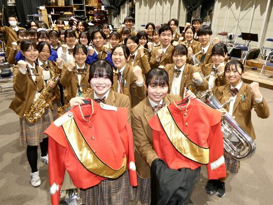 旧珠洲実高から託された赤いユニホームを掲げ、コンサートに向けて団結する吹奏楽部員たち