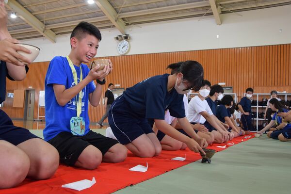 茶道を体験する交流生と親園中の生徒