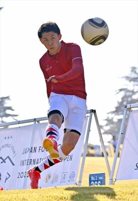 力強くボールを蹴る佐野市出身の平野選手＝３日午前９時25分、さくら市早乙女