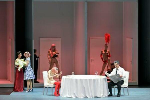 　「ルル」の一場面（公益財団法人東京二期会提供、寺司正彦撮影）