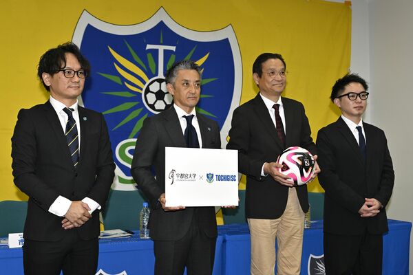 共同研究を発表した橋本社長（左から２人目）と長谷川データサイエンス経営学部長（同３人目）ら＝１日午後、県庁記者クラブ