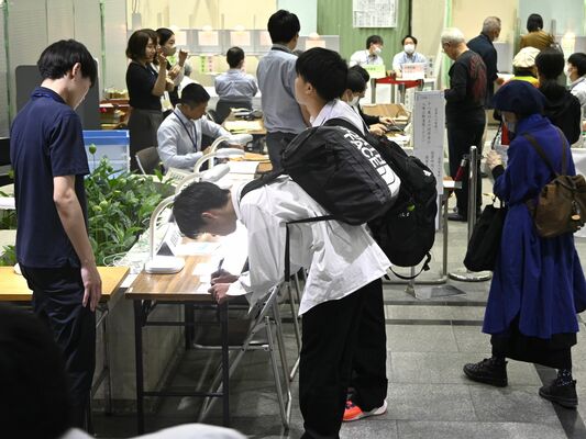 宇都宮市役所の期日前投票所＝24日午後、宇都宮市