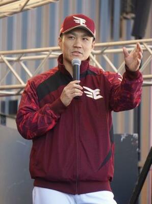 　ファン感謝祭に参加し、ステージで話す楽天・則本＝２２日、楽天モバイルパーク宮城