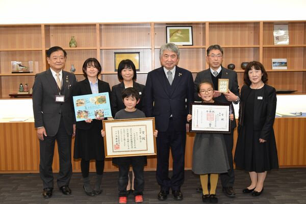 浅野市長（中央）に受賞を報告した絹義務教育学校の関係者ら