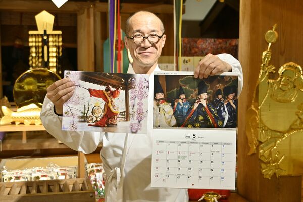 製作したカレンダーを手にする久松さん