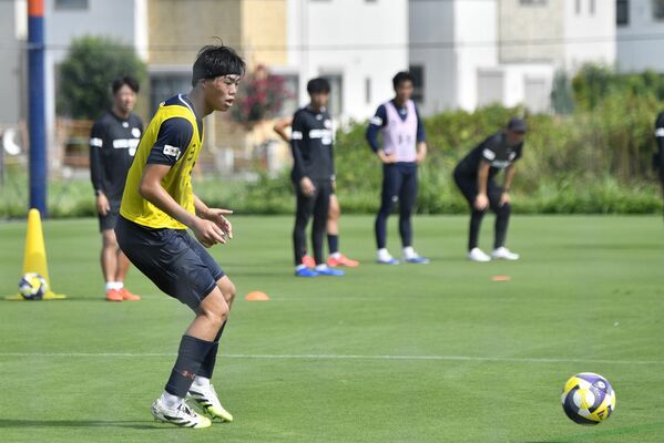 大宮Ｕ18から昇格が決まり、トップチームで練習する酒井＝アルディージャ練習場