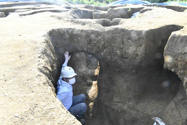 新城遺跡の発掘調査で確認されたトンネル状遺構