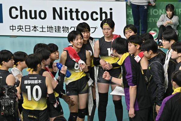 第２セット、劣勢に立たされ、タイムアウトで作戦を確認する国学栃木の選手たち＝東京体育館