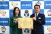 吉田署長（右）から感謝状を受け取った茅島さん