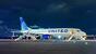 　関西空港に緊急着陸したユナイテッド航空機。乗客は脱出用シューターを使って全員避難した＝１２日午後７時３３分（乗客提供）