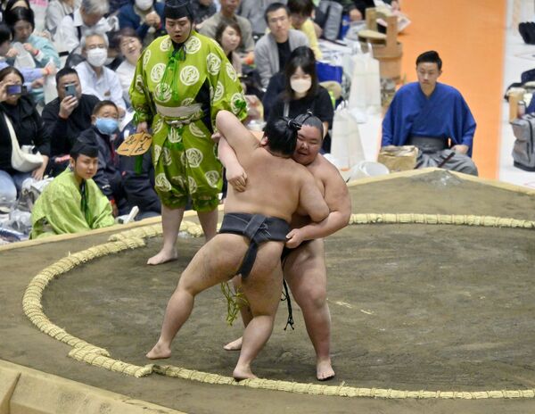 寄り切りで相手を下す矢板市出身の千代福(右)