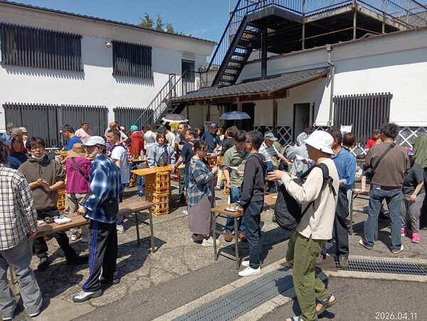 晴天の下、日本酒を堪能する来場者＝４月１１日、那須烏山市