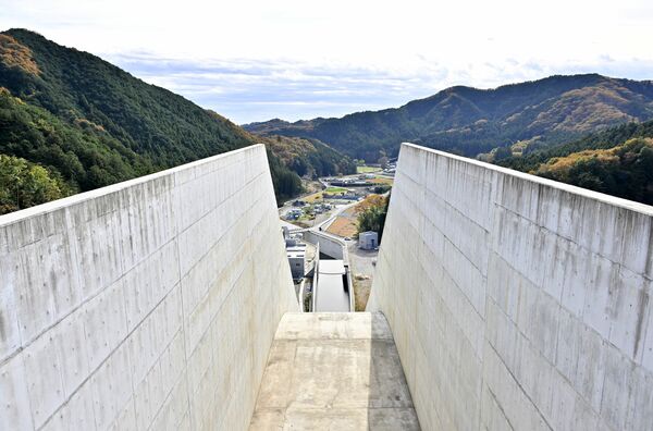 常時満水位を超えた際に水が流れ出る「洪水吐き」