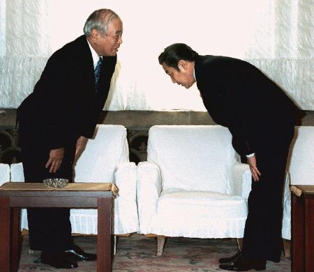 １９９６年１月、米軍基地問題を巡る初会談に臨む橋本龍太郎首相（右）と大田昌秀沖縄県知事＝首相官邸