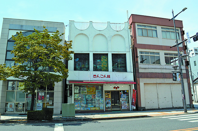 市中心部にある店。〝キンコンカンコン〟と終業のチャイムが鳴ったら集合!