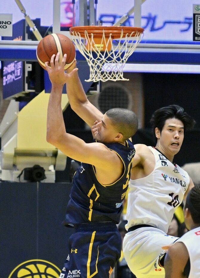 第２クオーター５分、ブレックスのエドワーズがディフェンスリバウンドを争う＝ブレックスアリーナ宇都宮、広瀬華撮影
