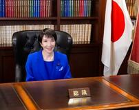 高市氏、女性初の総裁席に