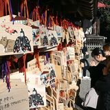 「志望校に絶対合格」芳賀の天満宮に絵馬ずらり　共通テストなど控え、受験生や家族続々