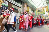 サンタ姿で子どもの貧困撲滅訴えパレード　宇都宮