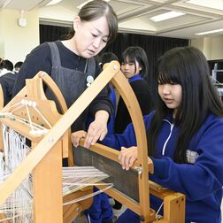 真岡木綿でしおり作り　真岡市長沼小５年が機織り体験