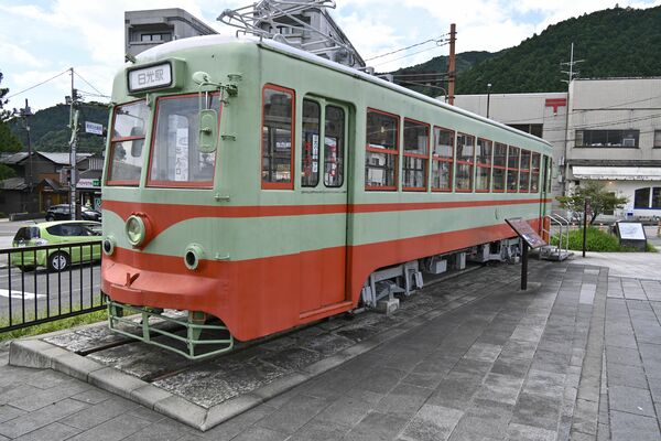 ９日に内部が一般公開される東武日光駅で展示中の車両「東武１００形電車」