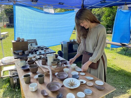 陶器市会場で作品を販売する新人作家