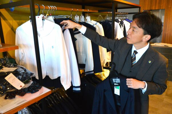 買い取り点数は予想以上だったと話す金原周平社長＝静岡県磐田市の制服リユース専門店「リパラーレ」