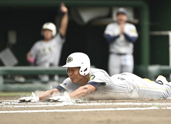 ６回、足大付の三走・谷が暴投の間に同点の生還＝エイジェックスタジアム、森田大地撮影