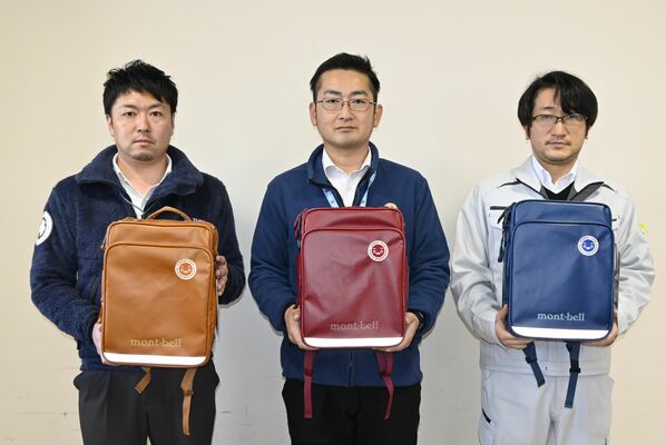 市貝町が新１年生に無償配布する３色の通学用リュックサック