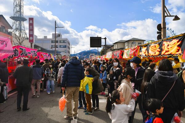 縁起物、食べ物などを買い求める人でにぎわった今市花市