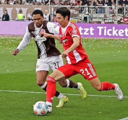 　ザンクトパウリ戦で競り合うバイエルン・ミュンヘンの伊藤（右）＝ハンブルク（共同）