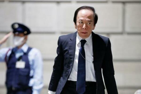 　金融政策決定会合に出席するため、日銀本店に入る植田総裁＝２７日午前