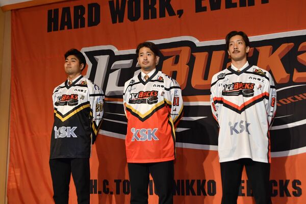 今季のユニホームを披露する（左から）早田、鈴木、相馬＝宇都宮市内
