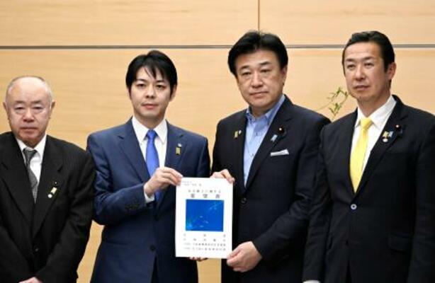 北方領土に関する要請書を木原官房長官(中央右)に手渡す北海道の鈴木直道知事(同左)=19日午後、首相官邸