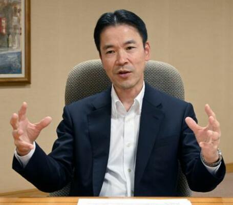 　インタビューに応じるみなと銀行の持丸秀樹社長