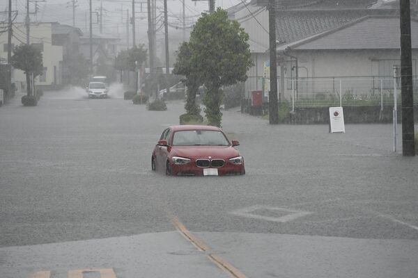 冠水した道路で一時動けなくなった車＝８日午後４時20分、宇都宮市さつき３丁目（画像は一部加工しています）