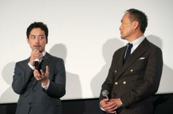 舞台あいさつに登場した坂口健太郎(左)と渡辺謙=31日、東京都千代田区