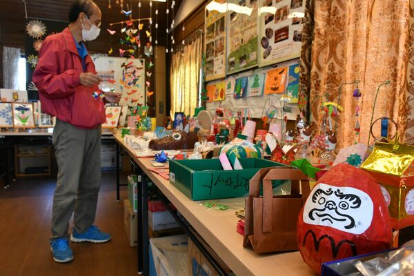 手作りのおもちゃがずらりと並ぶ展示会