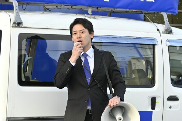 支援者を前にあいさつする渡辺氏＝23日午後、大田原市内