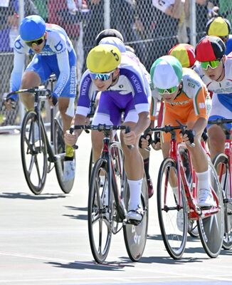 自転車男子ポイントレース決勝　８位となった作新の山田（中央）＝鳥取県倉吉市の倉吉自転車競技場、広瀬華撮影