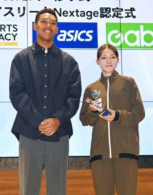 「ダイヤモンドアスリート」に認定された女子中長距離のドルーリー朱瑛里。左はプレゼンターとして出席した男子短距離のサニブラウン・ハキーム=1日、東京都新宿区