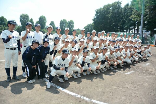 記念撮影する宇都宮高と兵庫高の野球部員たち＝３日午後、宇都宮市滝の原３丁目