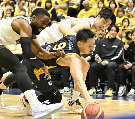 第２クオーター、ブレックスの遠藤がルーズボールに飛び込む＝日環アリーナ栃木、鈴木久崇撮影
